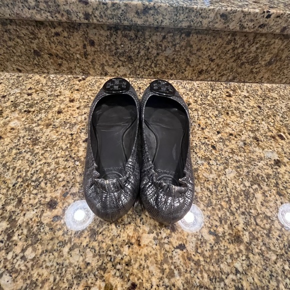 Tory Burch Reva Gray Silver Faux Snakeskin Ballet Flats Size 6.5 - Picture 6 of 9